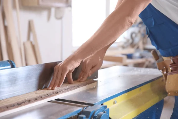 Carpintero trabajando con madera en tienda — Foto de Stock