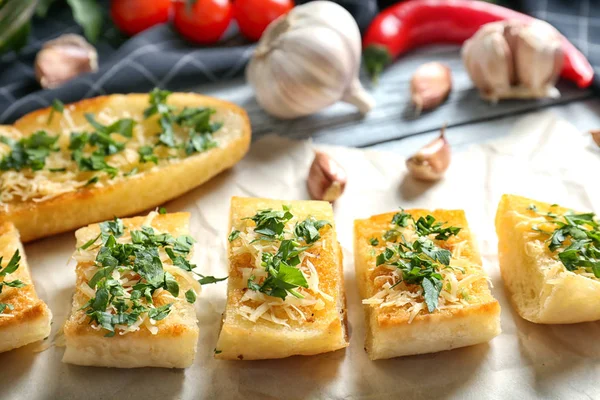 Sabrosas rebanadas de pan con queso rallado — Foto de Stock