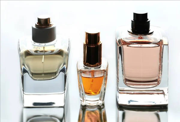 Différents flacons de parfum — Photo