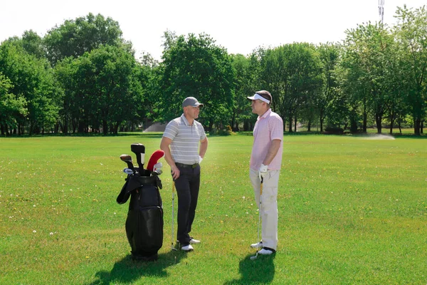 Young men on golf course in sunny day — Stock Photo, Image