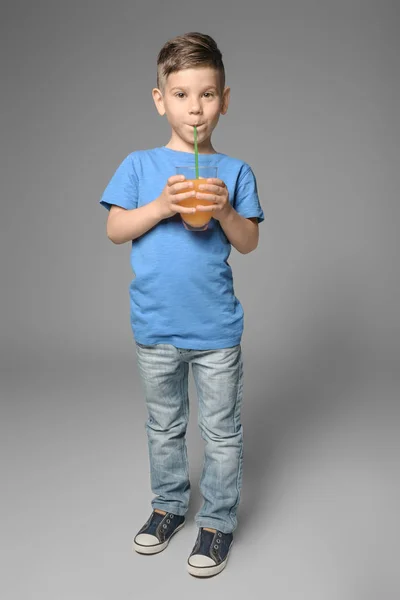 Lindo niño bebiendo jugo — Foto de Stock