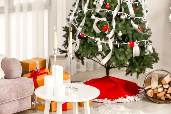 Bord med levande ljus och julgran — Stockfoto