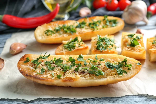 Gustose fette di pane con formaggio grattugiato — Foto Stock