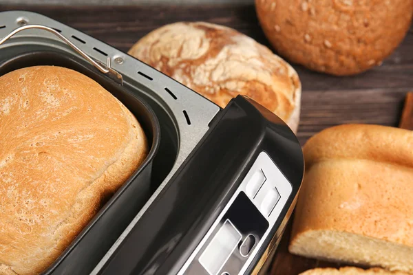 Pan horneado en máquina de pan — Foto de Stock