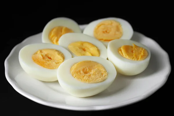 Bandeja de cerâmica com ovos cozidos duros fatiados — Fotografia de Stock