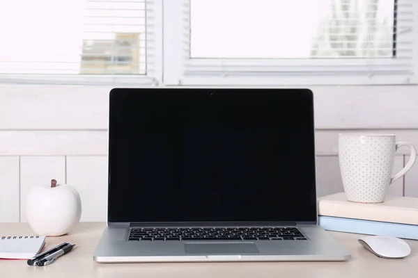 Arbetsplatsen med modern laptop — Stockfoto