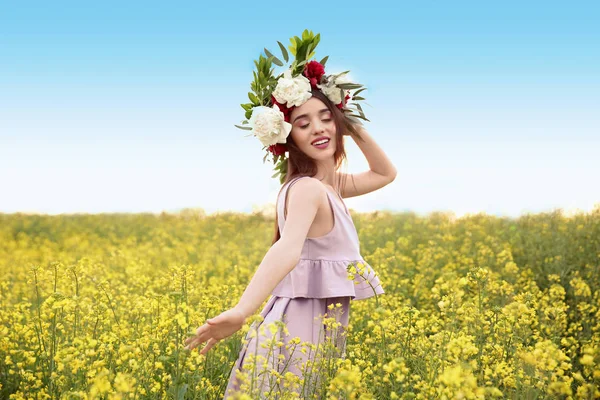 Vrouw dragen bloemen krans — Stockfoto