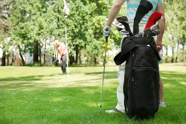 Hommes jouant au golf — Photo