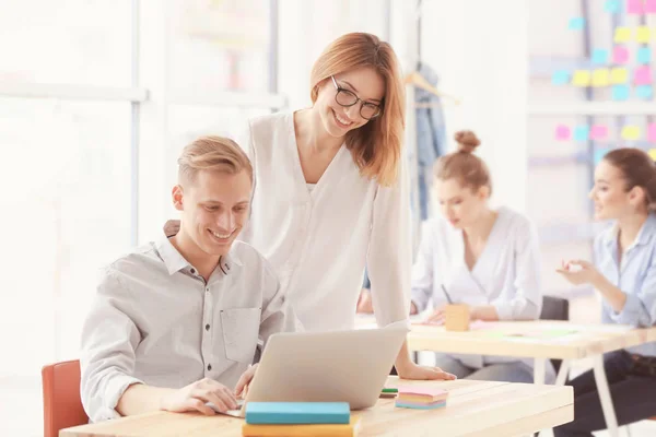 Junge Leute im Büro — Stockfoto