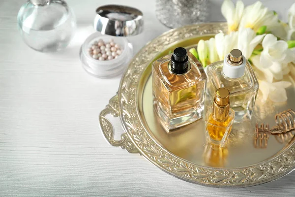 Bandeja dourada com frascos de perfume — Fotografia de Stock