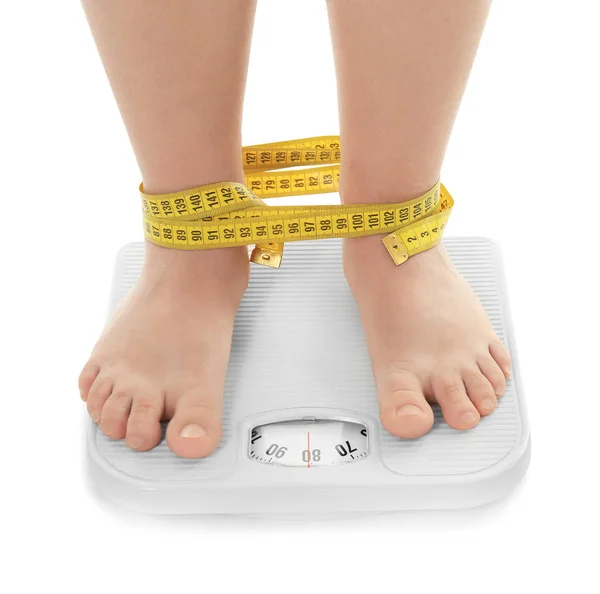 그녀의 무게를 측정 하는 중량이 초과 된 여자 — 스톡 사진