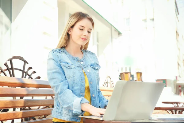 Young girl using laptop — Stock Photo, Image