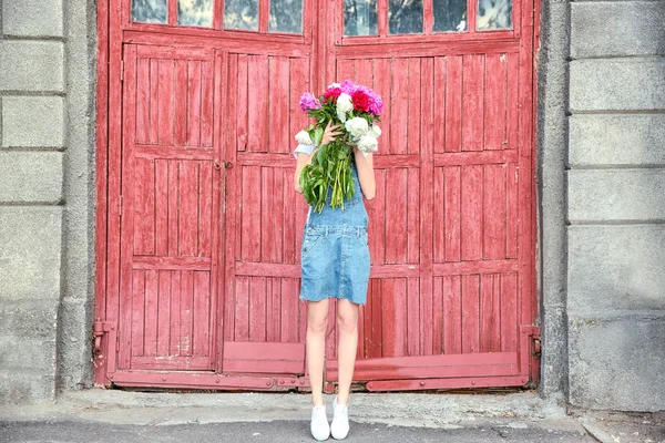 Femme gaie avec beau bouquet — Photo