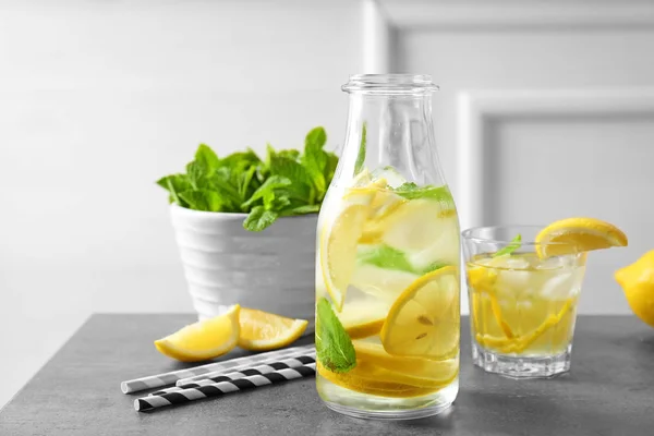 Flasche und Glas frische Limonade — Stockfoto