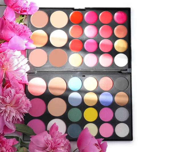 Peony flowers and palette with eye shadows — Stock Photo, Image