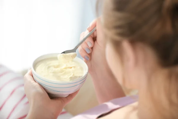 Gadis memegang mangkuk yougurt — Stok Foto