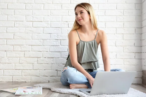 Menina usando laptop — Fotografia de Stock