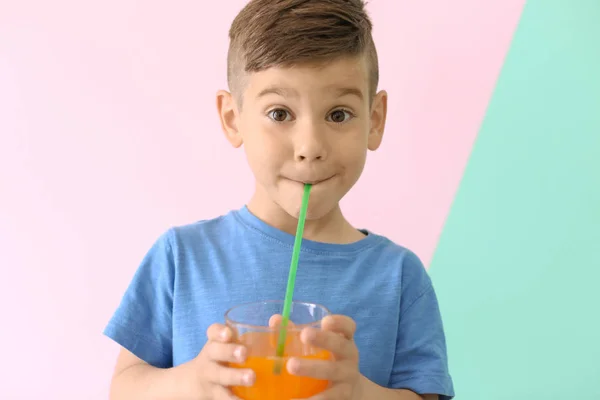 Lindo niño bebiendo jugo —  Fotos de Stock