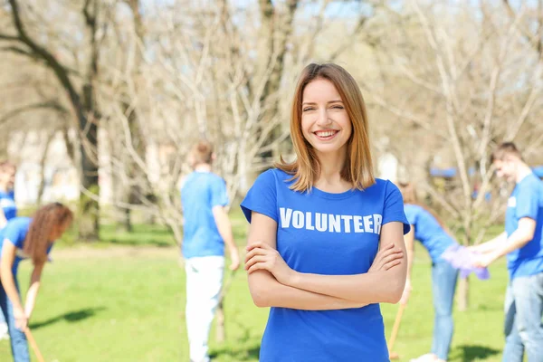 Ragazza volontaria all'aperto — Foto Stock