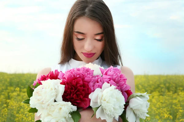 牡丹の美しい花束を持つ女性 — ストック写真