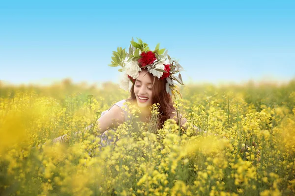 Vrouw dragen bloemen krans — Stockfoto