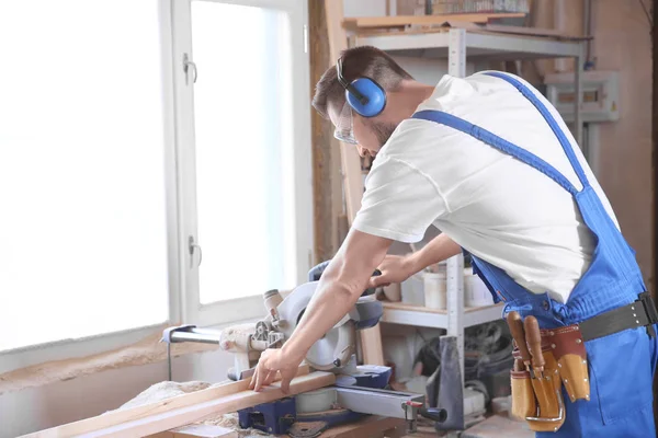 Carpenter sawing timber — Stock Photo, Image