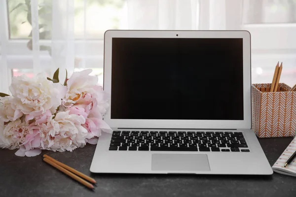 Peônia flores, laptop e artigos de papelaria — Fotografia de Stock