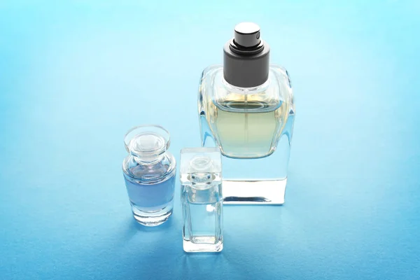 Verschillende parfumflesjes — Stockfoto