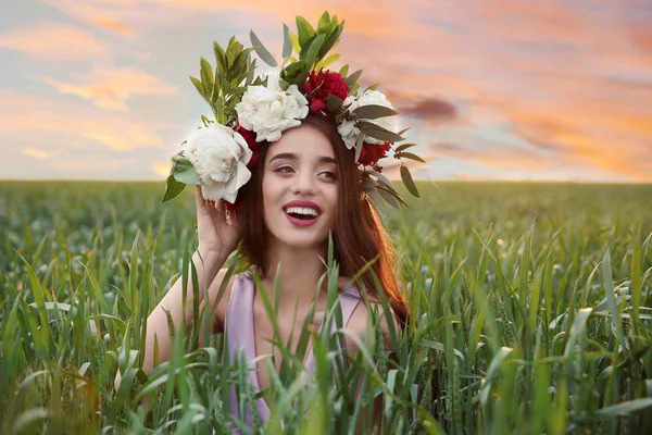 Kobieta noszenia kwiatów wieniec — Zdjęcie stockowe