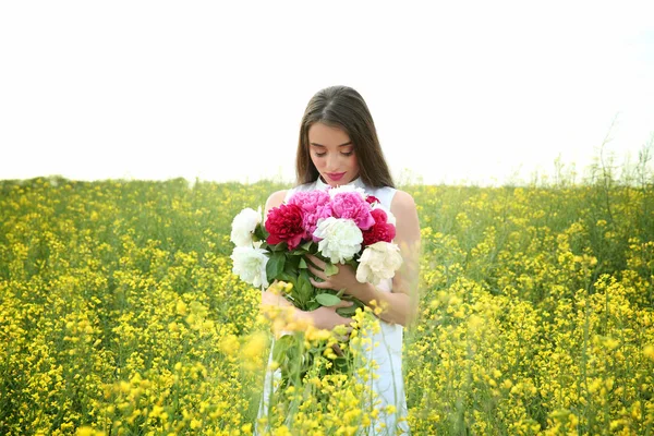 Woman with beautiful bouquet of peonies — Stock Photo, Image
