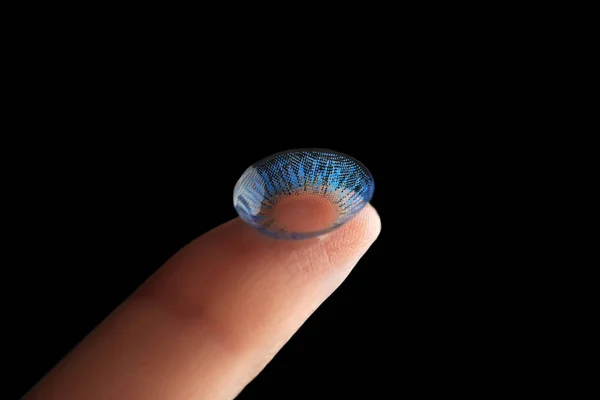 Kontaktlinse am weiblichen Finger — Stockfoto