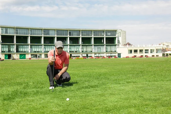 Giovane uomo che gioca a golf — Foto Stock