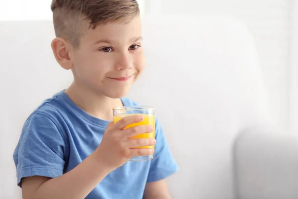 Söt liten pojke med juice — Stockfoto