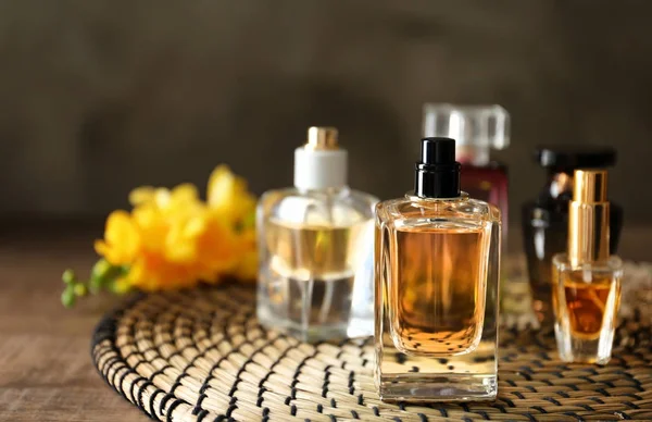 Набор парфюмерных бутылок — стоковое фото