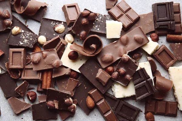 Brutna chokladbitar — Stockfoto