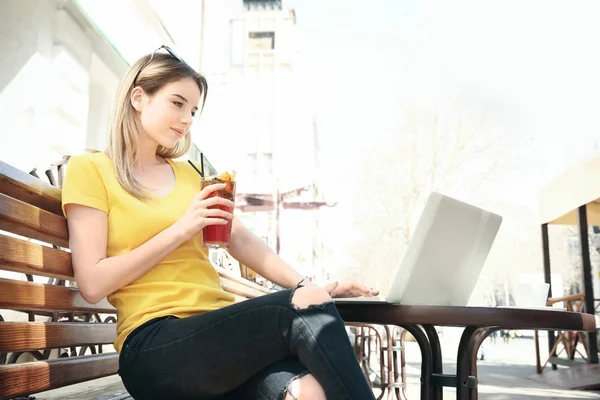 Young girl using laptop — Stock Photo, Image