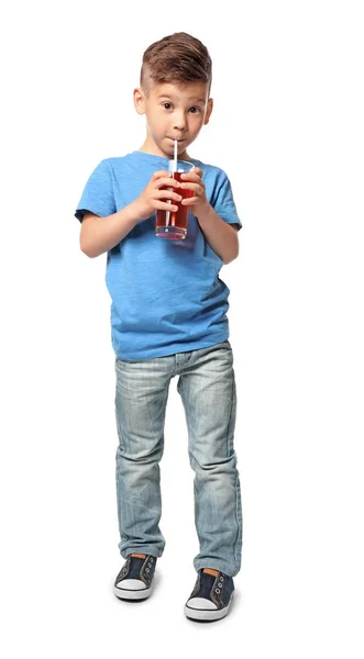 Bonito menino bebendo suco — Fotografia de Stock