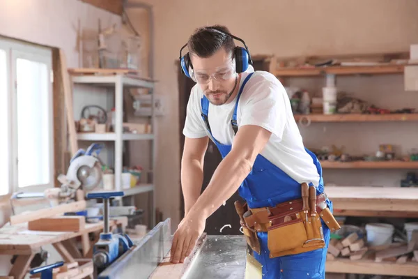 Tukang kayu bekerja dengan kayu — Stok Foto