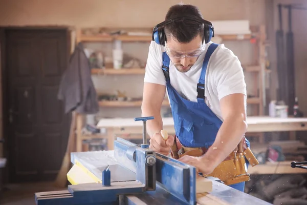 Werken met hout timmerman — Stockfoto