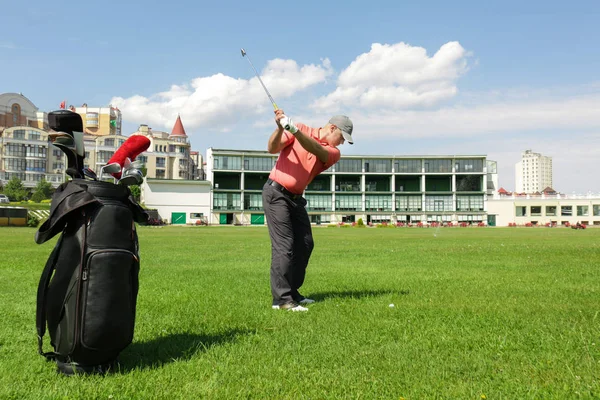 Giovane uomo che gioca a golf — Foto Stock