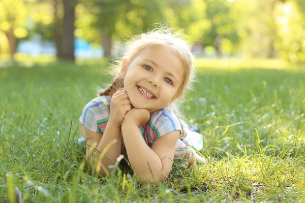 Meisje liggend op gras — Stockfoto