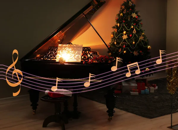 Piano con hermosas decoraciones —  Fotos de Stock