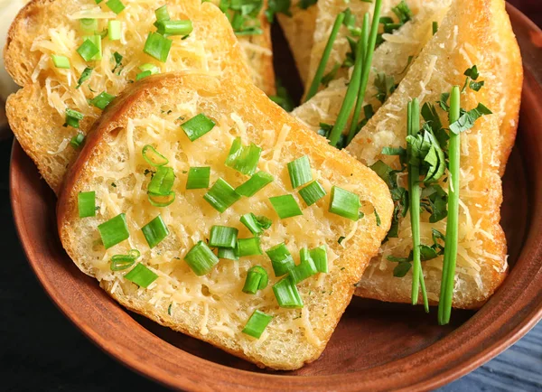 Sabrosas rebanadas de pan con queso rallado —  Fotos de Stock