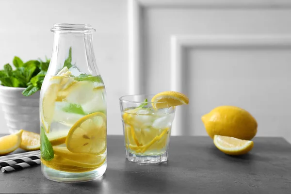 Botella y vaso de limonada fresca —  Fotos de Stock