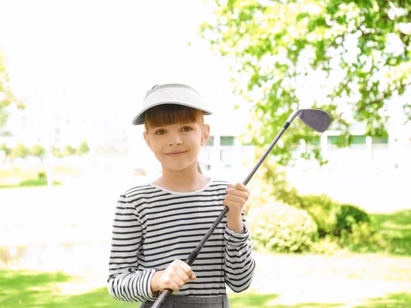 Dívka stojící na golfovém hřišti — Stock fotografie
