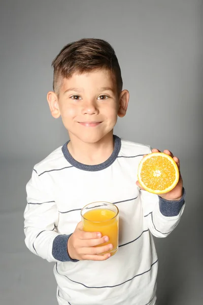 Lindo niño con jugo —  Fotos de Stock