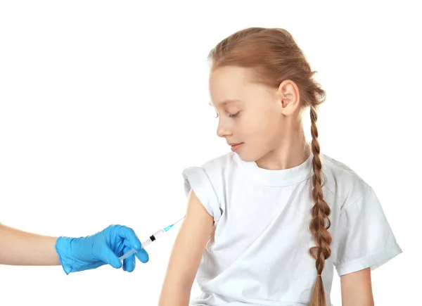 Médico vacinando menina no fundo branco — Fotografia de Stock