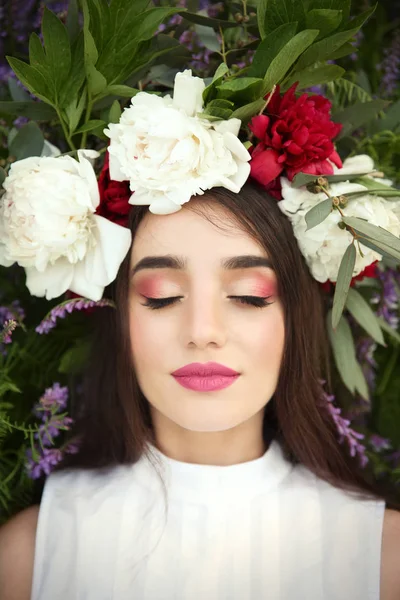 Giovane donna con corona floreale — Foto Stock