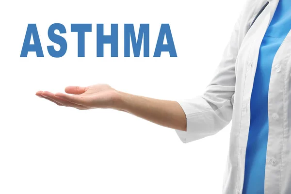 Médico segurando palavra ASTHMA — Fotografia de Stock