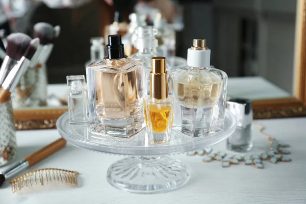 Soporte de vidrio con botellas de perfume — Foto de Stock